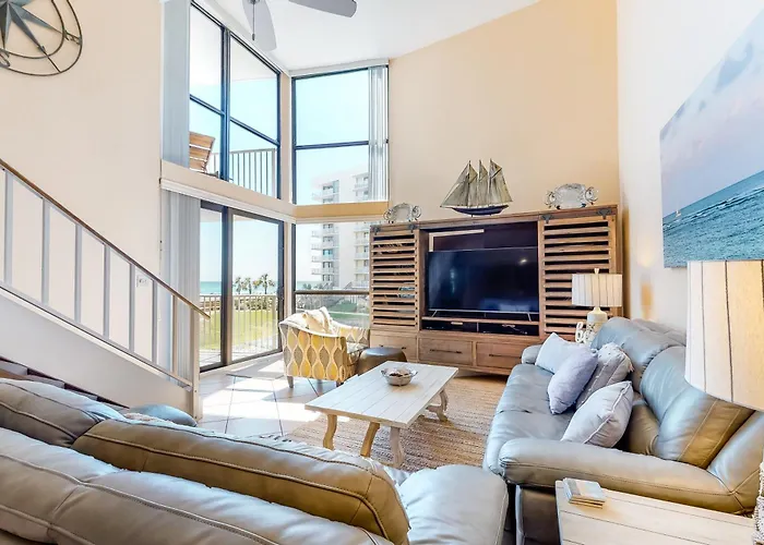 Hotel near College: Mainsail 117